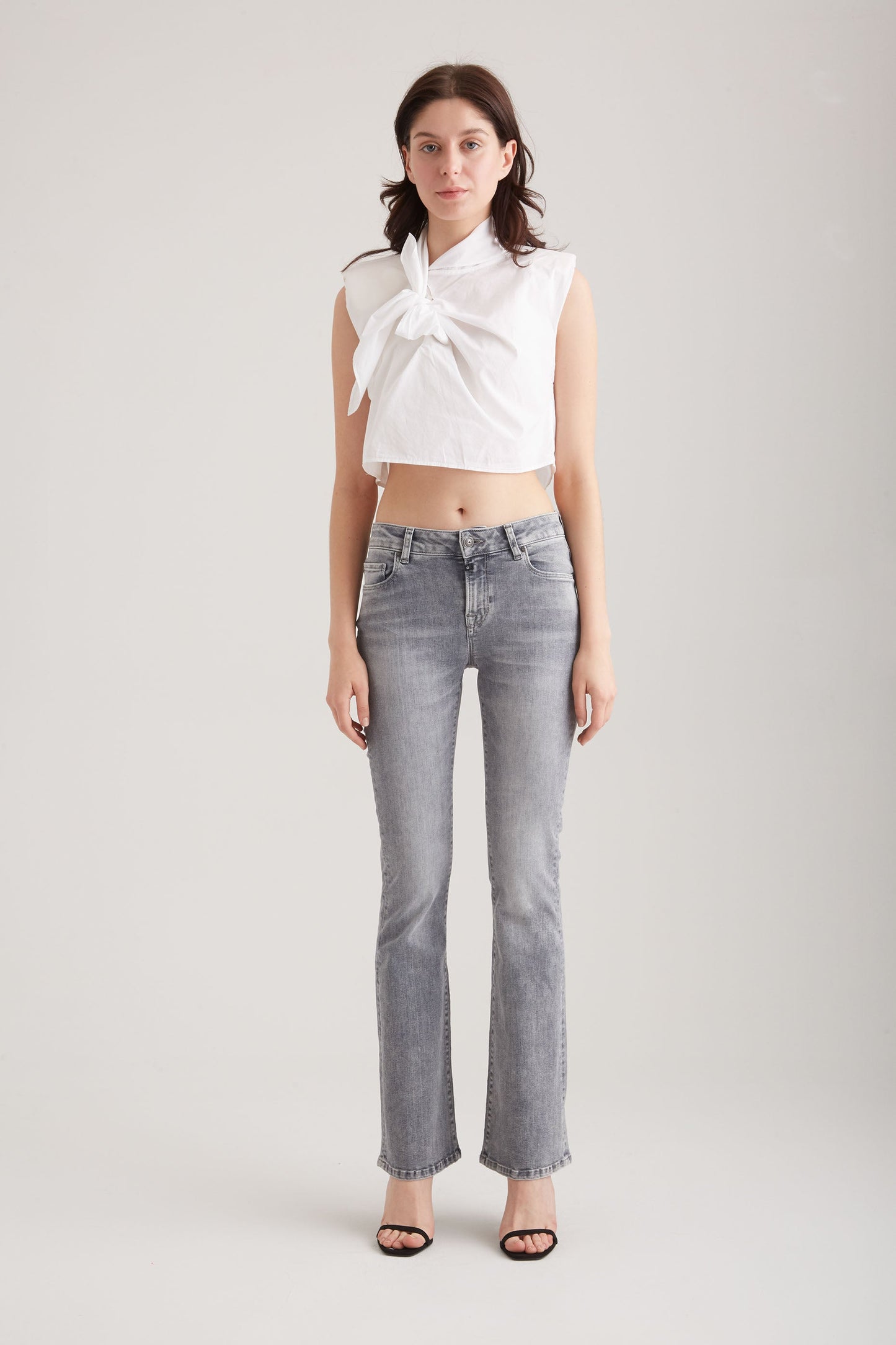 Laura - Schlagjeans mit mittlerer Taille - Grau Vintage