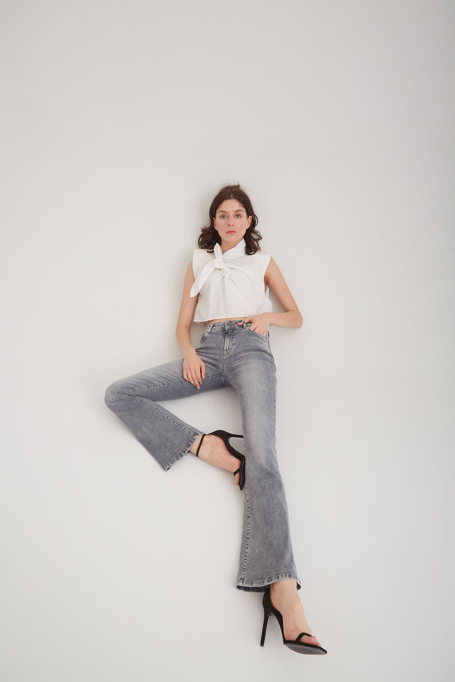 Laura - Schlagjeans mit mittlerer Taille - Grau Vintage