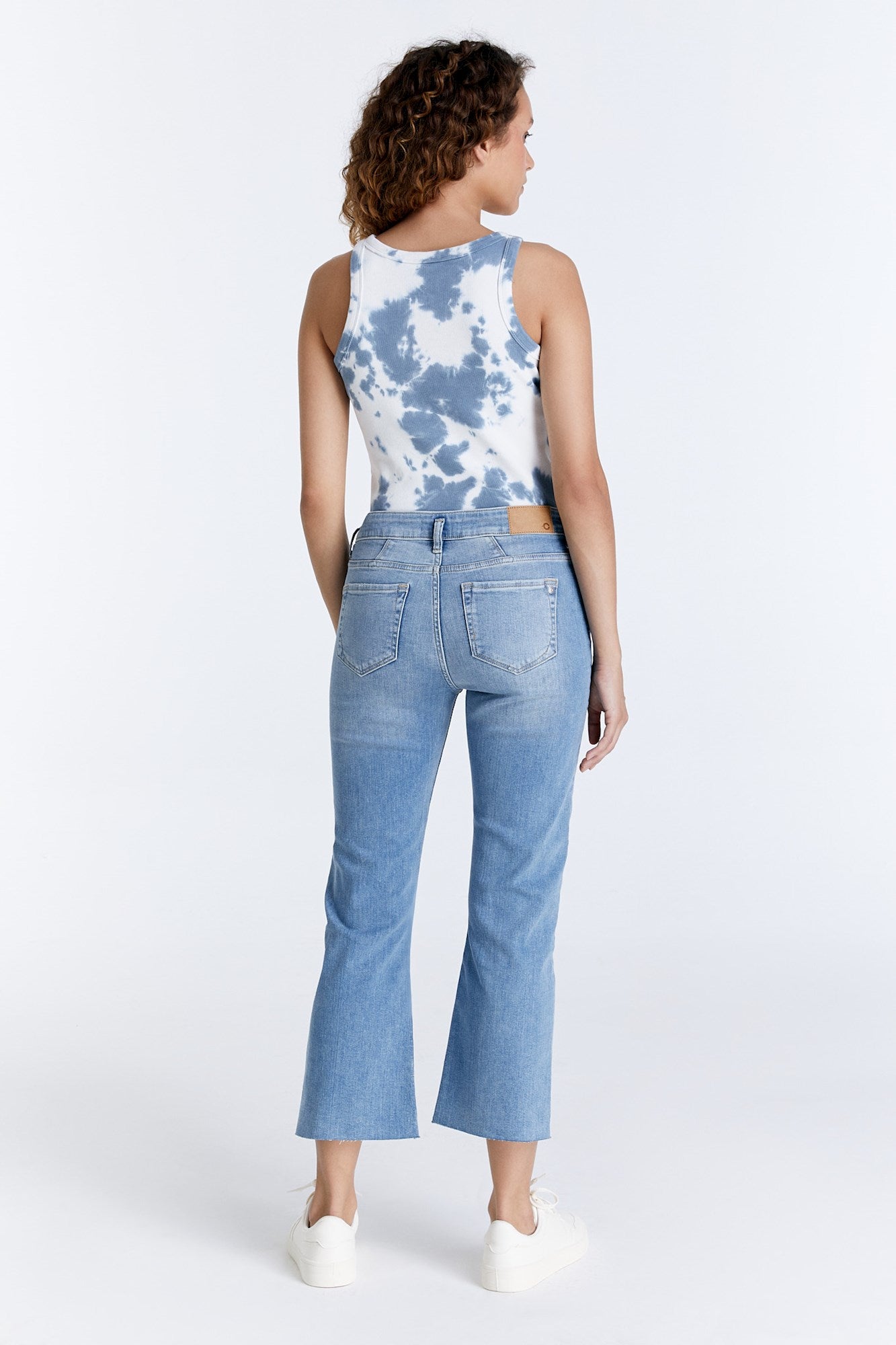 Irene – Kurz geschnittene Jeans mit mittlerer Taille – Hellblau