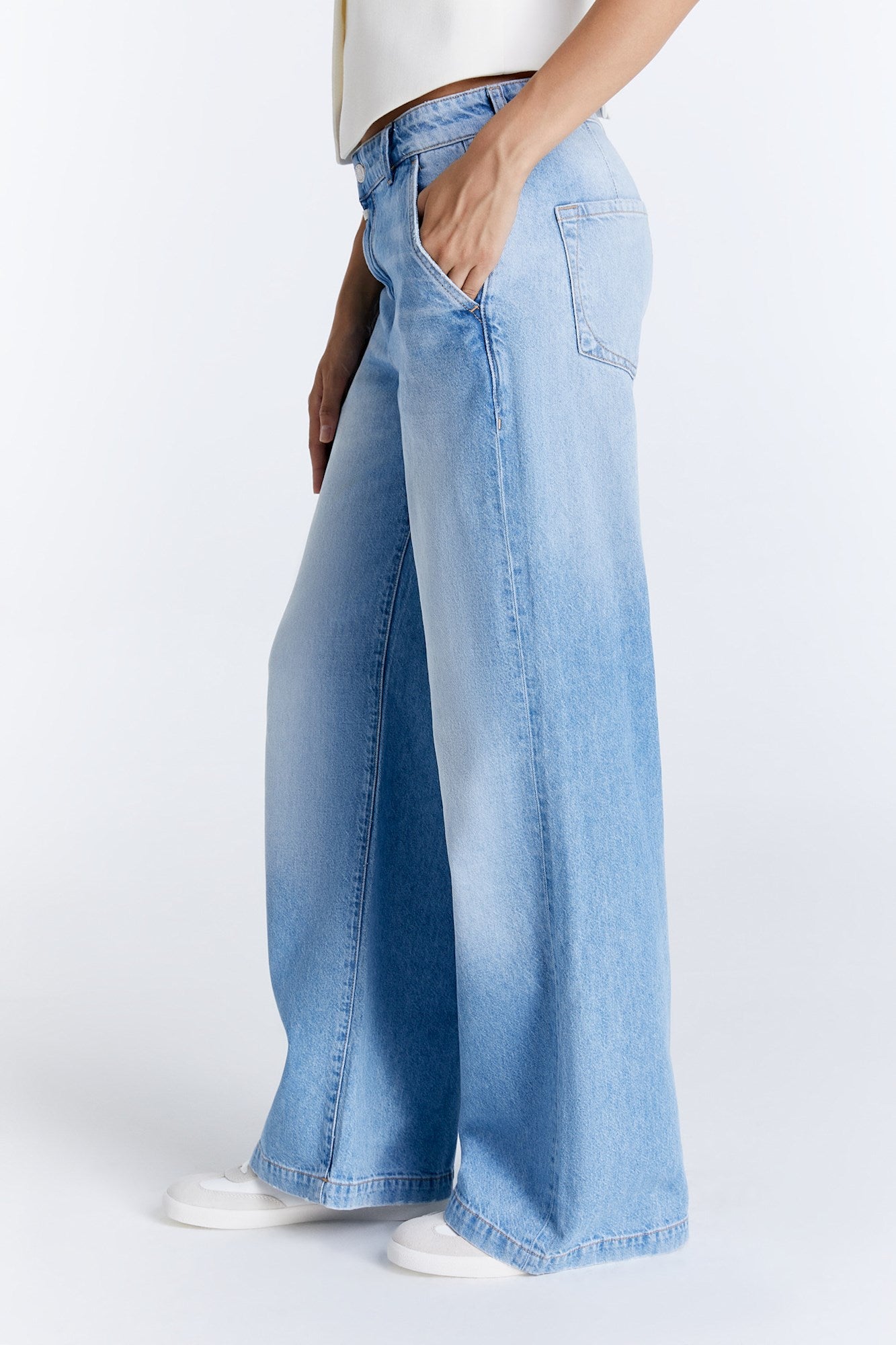 Maxine - Weite Jeans mit niedriger Taille - Hellblau